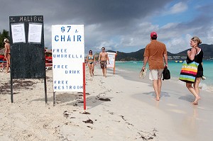 TOURISTES SE PROMENANT SUR LA PLAGE DE LA BAIE ORIENTALE, PARTIE FRANCAISE DE L’ILE DE SAINT-MARTIN, PETITES ANTILLES FRANCAISES, CARAIBES 