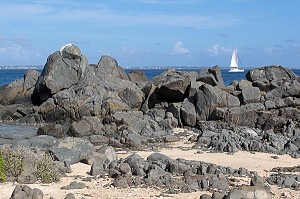 VUE D'UN VOILIER DEPUIS LA BAIE DE PETITE CAYE, PARTIE FRANCAISE DE L’ILE DE SAINT-MARTIN, PETITES ANTILLES FRANCAISES, CARAIBES 