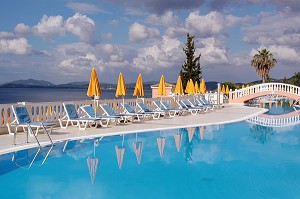 PISCINE RESERVEE AUX CLIENTS DES SUITES DE L'HOTEL SUNSHINE A NISSAKI, ILE DE CORFOU, GRECE 