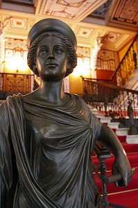 STATUE ORNANT L'ESCALIER PRINCIPAL DU PALAIS D'ACHILLEION, ANCIENNE RESIDENCE D'ETE DE L'IMPERATRICE ELIZABETH D'AUTRICHE DITE SISSI, ILE DE CORFOU, GRECE 