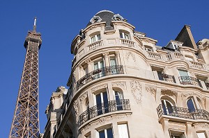 IMMEUBLE HAUSSMANNIEN ET TOUR EIFFEL, PARIS, ILE-DE-FRANCE, FRANCE 