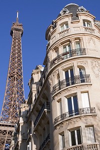 IMMEUBLE HAUSSMANNIEN ET TOUR EIFFEL, PARIS, ILE-DE-FRANCE, FRANCE 