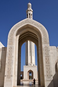 ARCHES MARQUANT L'ENTREE DE LA GRANDE MOSQUEE DU SULTAN QABOOS INAUGUREE EN 2001, MASCATE, SULTANAT D'OMAN, MOYEN-ORIENT 