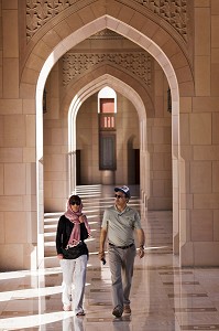 TOURISTES DEAMBULANT SOUS LES ARCADES DE LA GRANDE MOSQUEE DU SULTAN QABOOS, MASCATE, SULTANAT D'OMAN, MOYEN-ORIENT 