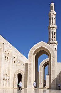ARCHES MARQUANT L'ENTREE DE LA GRANDE MOSQUEE DU SULTAN QABOOS INAUGUREE EN 2001, MASCATE, SULTANAT D'OMAN, MOYEN-ORIENT 