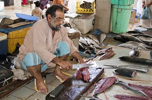 MARCHAND DECOUPANT UN POISSON, MARCHE AUX POISSONS DE MUTRAH, MASCATE, SULTANAT D'OMAN, MOYEN-ORIENT 