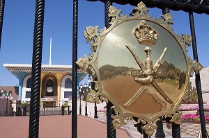 GROS PLAN SUR L'ECUSSON DU SULTANAT D'OMAN APPOSE SUR LE PORTAIL D'ENTREE, PALAIS AL-ALAM DU SULTAN QABOOS DANS LE VIEUX MASCATE, SULTANAT D'OMAN, MOYEN-ORIENT 