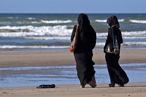 FEMMES OMANAISES VOILEES PROFITANT DE LA PLAGE A MASCATE, GOLFE D'OMAN, SULTANAT D'OMAN, MOYEN-ORIENT 