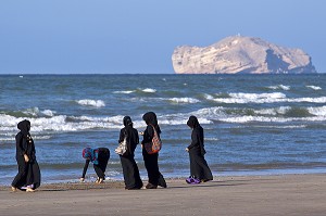 FEMMES OMANAISES VOILEES PROFITANT DE LA PLAGE A MASCATE, GOLFE D'OMAN, SULTANAT D'OMAN, MOYEN-ORIENT 
