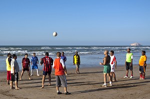 OMANAIS JOUANT AU FOOTBALL EN FIN DE JOURNEE SUR UNE PLAGE, MASCATE, GOLFE D'OMAN, SULTANAT D'OMAN, MOYEN-ORIENT 