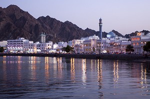 CORNICHE DE MUTRAH LA NUIT, MASCATE, SULTANAT D'OMAN, MOYEN-ORIENT 