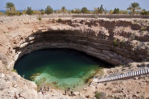 PUIT NATUREL DE DIBAB OU BLUE HOLE, HAWIYAT NAJAM PARK, ROUTE DE LA COTE, SULTANAT D'OMAN, MOYEN-ORIENT 