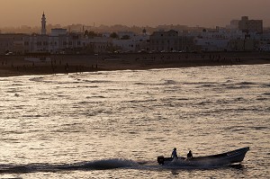COUCHER DE SOLEIL SUR LA VILLE DE SUR, SULTANAT D'OMAN, MOYEN-ORIENT 