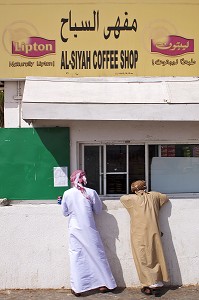CAFE TRADITIONNEL AU BORD DE LA ROUTE, DESERT DE WAHIBA SANDS, SULTANAT D'OMAN, MOYEN-ORIENT 