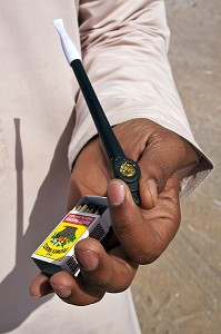 HOMME FUMANT LA PIPE OMANAISE, ROUTE DE WAHIBA SANDS, SULTANAT D'OMAN, MOYEN-ORIENT 