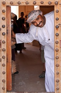 GARDIEN A L'ENTREE DU FORT DE JABRIN (17EME SIECLE), SULTANAT D'OMAN, MOYEN-ORIENT 