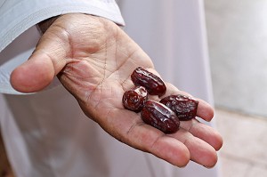DATTES DANS LA MAIN D'UN MARCHAND DU SOUK DE NIZWA, SULTANAT D'OMAN, MOYEN-ORIENT 