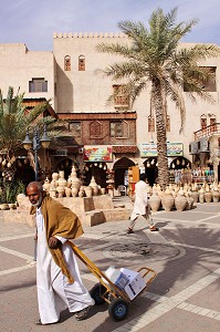 MARCHAND DANS UNE RUE DU SOUK DE NIZWA, SULTANAT D'OMAN, MOYEN-ORIENT 