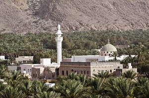 PALMERAIE ENTOURANT UNE MOSQUEE, AU PIED DE LA MONTAGNE HAJAR, NAKHL, SULTANAT D'OMAN, MOYEN-ORIENT 