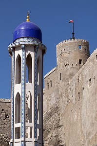 MINARET DE LA MOSQUEE AL KHAWR DEVANT LE FORT AL MIRANI, DANS LE VIEUX MASCATE, SULTANAT D'OMAN, MOYEN-ORIENT 