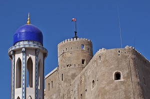 MINARET DE LA MOSQUEE AL KHAWR DEVANT LE FORT AL MIRANI, DANS LE VIEUX MASCATE, SULTANAT D'OMAN, MOYEN-ORIENT 