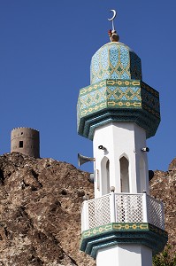 MINARET D'UNE MOSQUEE ET VESTIGE D'UNE TOUR DE L'EPOQUE PORTUGAISE, VIEUX MASCATE, SULTANAT D'OMAN, MOYEN-ORIENT 