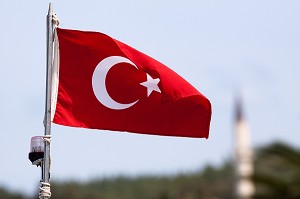 DRAPEAU TURC FLOTTANT AU VENT, REGION DE BODRUM, COTE EGEENNE, TURQUIE 