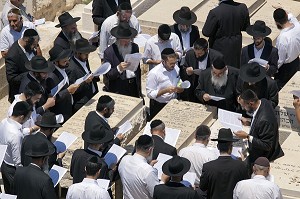 HOMMES JUIFS CELEBRANT UN ENTERREMENT DANS LE CIMETIERE JUIF DU MONT DES OLIVIERS, JERUSALEM, ISRAEL 