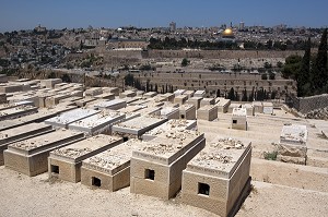 TOMBES DANS LE CIMETIERE JUIF DU MONT DES OLIVIERS, JERUSALEM, ISRAEL 