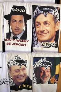 TEE-SHIRTS SATIRIQUES A L'EFFIGIE DES PRESIDENTS FRANCAIS NICOLAS SARKOZY ET JACQUES CHIRAC ET DU PRESIDENT BRESILIEN LULA, VIEILLE VILLE DE JERUSALEM, ISRAEL 