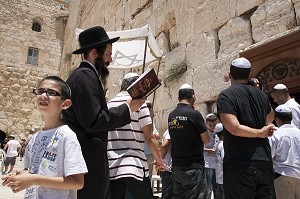 CELEBRATION D'UNE BAR-MITSVA, CEREMONIE JUIVE, DEVANT LE MUR DES LAMENTATIONS (OU MUR OCCIDENTAL), VIEILLE VILLE DE JERUSALEM, ISRAEL 