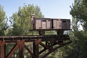 WAGON A BESTIAUX AYANT SERVI A TRANSPORTER LES JUIFS VERS LES CAMPS DE LA MORT, MEMORIAL DE YAD VASHEM EDIFIE EN 1953 EN MEMOIRE DES VICTIMES JUIVES DE LA SHOAH, JERUSALEM, ISRAEL 