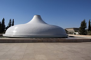 DOME DU SANCTUAIRE DU LIVRE OU SONT CONSERVES LES MANUSCRITS DE LA MER MORTE, AVEC EN FOND LA KNESSET (PARLEMENT ISRAELIEN), JERUSALEM, ISRAEL 