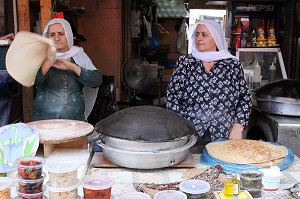 FEMMES DRUZES CUISINANT DES GALETTES DANS LE SOUK DE CARMEL, TEL AVIV, ISRAEL 