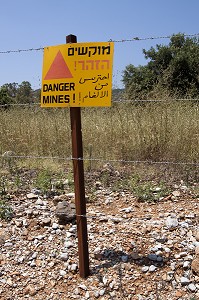 PANNEAU AVERTISSANT LES VISITEURS DE LA PRESENCE D'UN CHAMP DE MINES ANTIPERSONNEL, PLATEAU DU GOLAN, ISRAEL 
