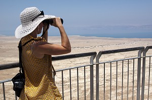 TOURISTE CONTEMPLANT LA MER MORTE AVEC DES JUMELLES DEPUIS LE PALAIS D'HERODE, SITE DE MASSADA (OU METZUDA) CLASSE PATRIMOINE MONDIAL DE L'UNESCO, REGION DE LA MER MORTE, ISRAEL 
