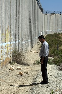 JEUNE HOMME ARABE DEVANT LE MUR DE SECURITE SEPARANT ISRAEL ET LES TERRITOIRES PALESTINIENS DE CISJORDANIE, BETHLEEM, CISJORDANIE, AUTORITE PALESTINIENNE 