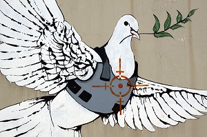 COLOMBE DE LA PAIX, EQUIPEE D'UN GILET PARE-BALLE, DANS LA LIGNE DE MIRE D'UN FUSIL, DESSIN DU GRAFFEUR BRITANNIQUE BANKSY SUR UN MUR DE BETHLEEM, CISJORDANIE, AUTORITE PALESTINIENNE 