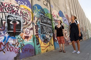 TOURISTES HOLLANDAISES DECOUVRANT LE MUR DE SECURITE SEPARANT ISRAEL ET LES TERRITOIRES PALESTINIENS DE CISJORDANIE, BETHLEEM, CISJORDANIE, AUTORITE PALESTINIENNE 