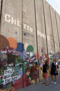 TOURISTES HOLLANDAISES DECOUVRANT LE MUR DE SECURITE SEPARANT ISRAEL ET LES TERRITOIRES PALESTINIENS DE CISJORDANIE, BETHLEEM, CISJORDANIE, AUTORITE PALESTINIENNE 