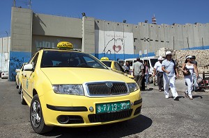 TAXI ATTENDANT LES TOURISTES A LA SORTIE DU CHECK-POINT POUR LES PIETONS, MUR DE SECURITE SEPARANT ISRAEL ET LES TERRITOIRES PALESTINIENS DE CISJORDANIE, BETHLEEM, CISJORDANIE, AUTORITE PALESTINIENNE 