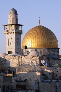 SOLEIL COUCHANT SUR LE MINARET D'UNE MOSQUEE ET LE DOME DU ROCHER, ESPLANADE DES MOSQUEES (HARAM AL-SHARIF), MONT DU TEMPLE, VIEILLE VILLE DE JERUSALEM, ISRAEL 