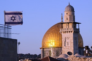 SOLEIL COUCHANT SUR LE MINARET D'UNE MOSQUEE ET LE DOME DU ROCHER, ESPLANADE DES MOSQUEES (HARAM AL-SHARIF), MONT DU TEMPLE, VIEILLE VILLE DE JERUSALEM, ISRAEL 