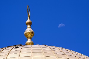 LUNE ET SOMMET DE LA COUPOLE DOREE DU DOME DU ROCHER COURONNANT LA MOSQUEE DU MONT DU TEMPLE (HARAM AL-SHARIF), VIEILLE VILLE DE JERUSALEM, ISRAEL 
