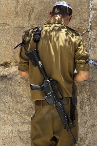SOLDAT ISRAELIEN PRIANT AVEC SON FUSIL MITRAILLEUR M-16 DEVANT LE MUR DES LAMENTATIONS (OU MUR OCCIDENTAL), VIEILLE VILLE DE JERUSALEM, ISRAEL 