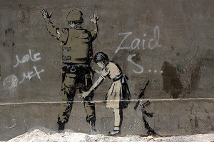 JEUNE FILLE FOUILLANT UN SOLDAT, DESSIN DU GRAFFEUR BRITANNIQUE BANKSY SUR UN MUR DE LA VILLE, BETHLEEM, CISJORDANIE, AUTORITE PALESTINIENNE 