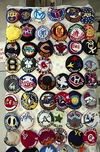 KIPPAS JUIVES INSOLITES AVEC LE LOGO DE CLUBS SPORTIFS TELS QUE LES CHICAGO BULLS, L'OLYMPIQUE DE MARSEILLE OU LE PSG, JERUSALEM, ISRAEL 