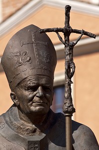 STATUE DU PAPE JEAN-PAUL II (1920-2005) DANS LA COUR DU CHATEAU DE CRACOVIE, DEVANT LA CATHEDRALE KATEDRA NA WAWELU, COLLINE DU WAWEL, CRACOVIE, POLOGNE 
