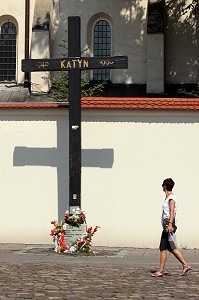 MONUMENT ERIGE A LA MEMOIRE DES 4500 OFFICIERS ET INTELLECTUELS POLONAIS ASSASSINES PAR L'ARMEE SOVIETIQUE LORS DU MASSACRE DE KATYN, EN MAI ET JUIN 1940, CRACOVIE, POLOGNE 
