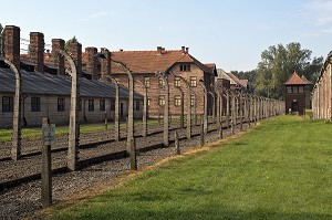 BARBELES ET MIRADOR ENTOURANT L'ANCIEN CAMP DE CONCENTRATION D'AUSCHWITZ I, MUSEE D'ETAT D'AUSCHWITZ-BIRKENAU, SITE CLASSE PATRIMOINE MONDIAL DE L'UNESCO, OSWIECIM, SILESIE, POLOGNE 